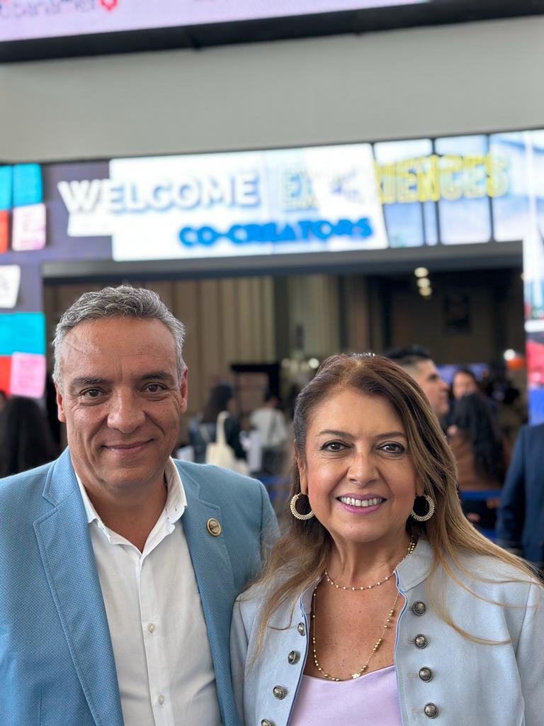 Gobernador  y Secretaria de Turismo en Feria IBTM .jpg