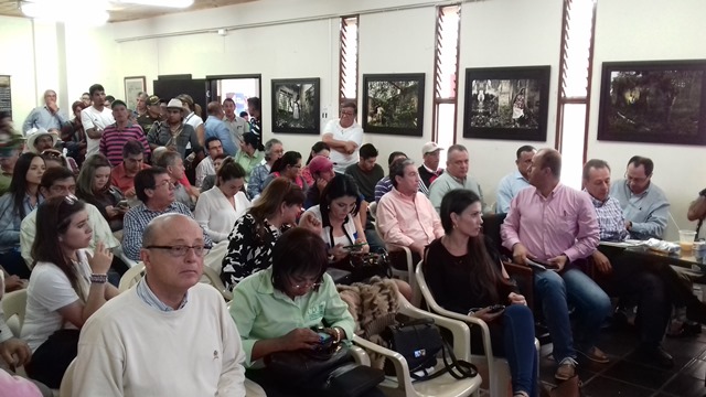 Trabajando por Abastecimiento de agua en Salento