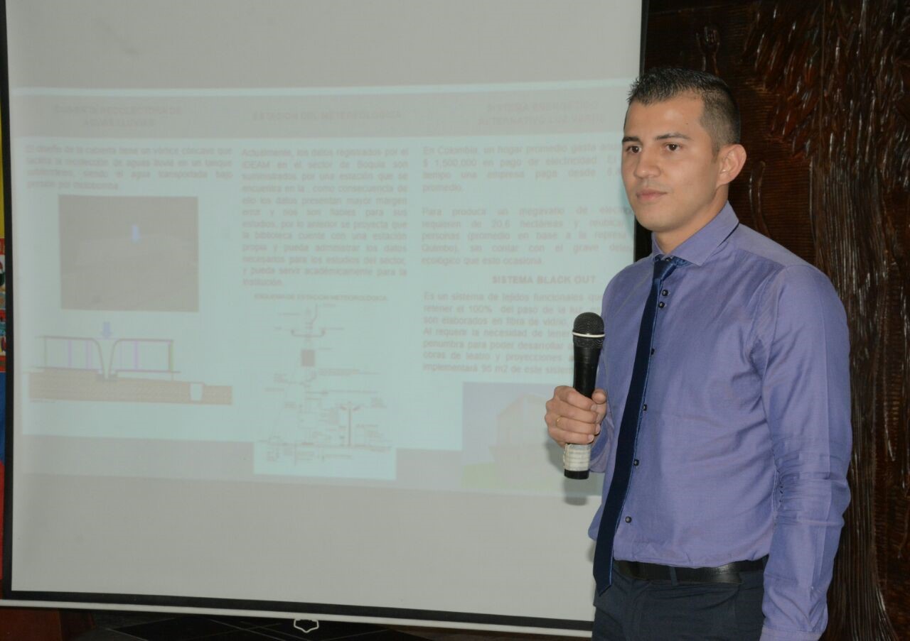 Tres jóvenes quindianos trabajan en la construcción de una innovadora biblioteca ecológica  3