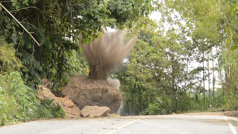 Roca que obstruía paso en Río Verde fue dinamitada 1