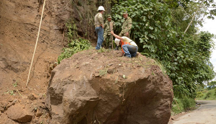 Roca que obstruía paso en Río Verde fue dinamitada 3