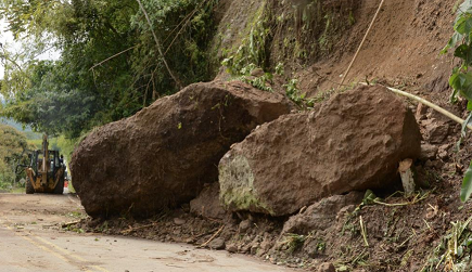 Roca que obstruía paso en Río Verde fue dinamitada 5