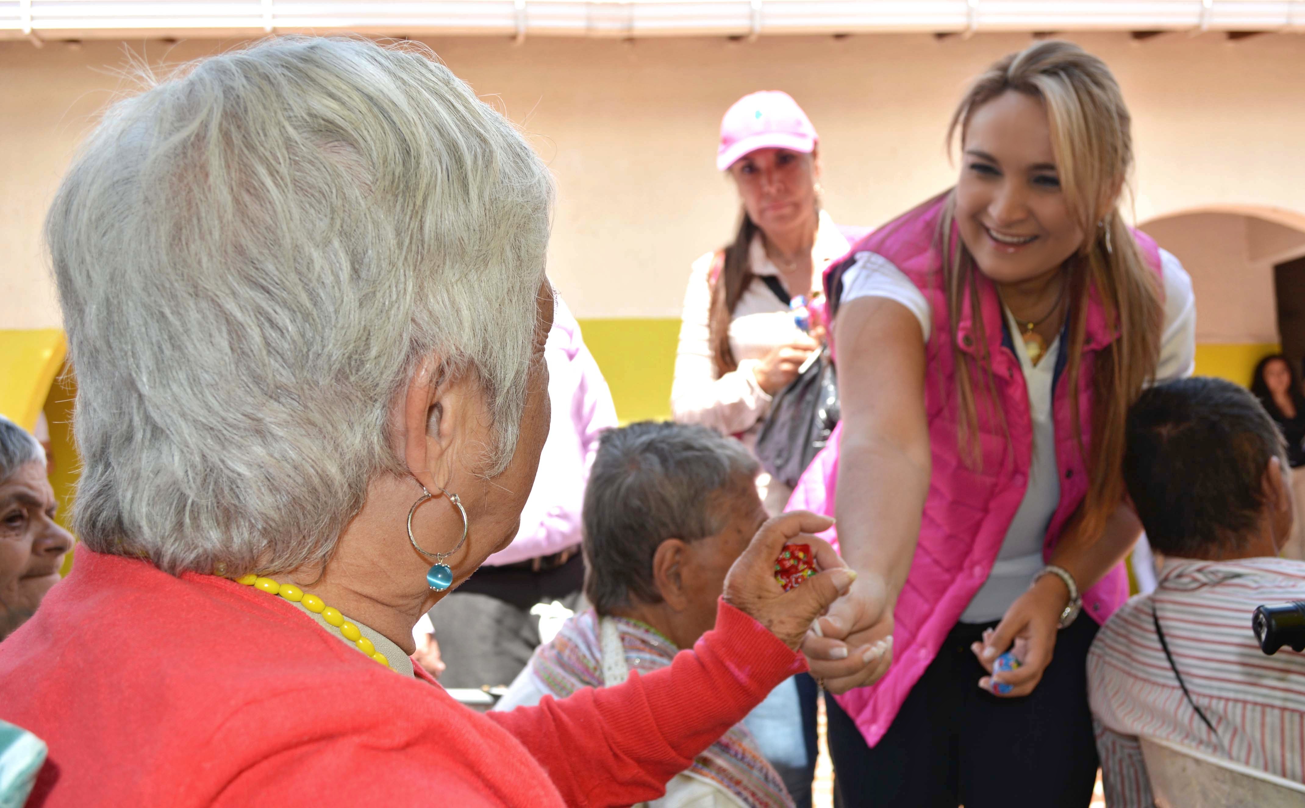 abuelos del Hogar Arcesio Aristizabal Gómez recibieron cheque 56 millones 5 modified