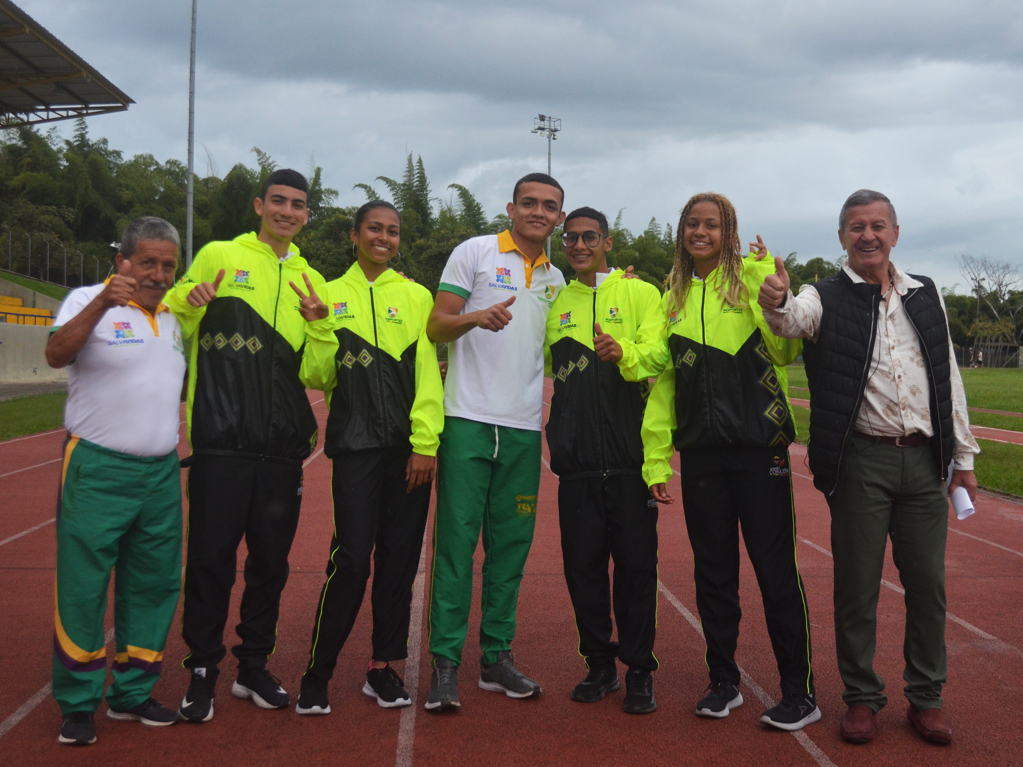 Jorge Beltrán, técnico; Kevin Andrés Agudelo López, velocista; Helen Juliana González Medina, saltadora de alto; Luis Alfredo Hernández Tejada, velocista; Adrián Alejandro Mendoza Falcon, semifondista; Valeria Sofía George López, saltadora de alto; y Fernando Paneso, gerente de Indeportes Quindío.