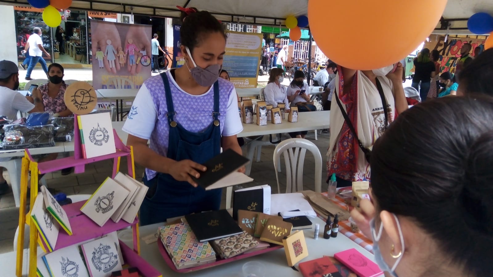 Alejandra_Escobar_propietaria_de_Ffaku_sobre_la_caravana_de_Reactivación.jpeg - 177.86 kB