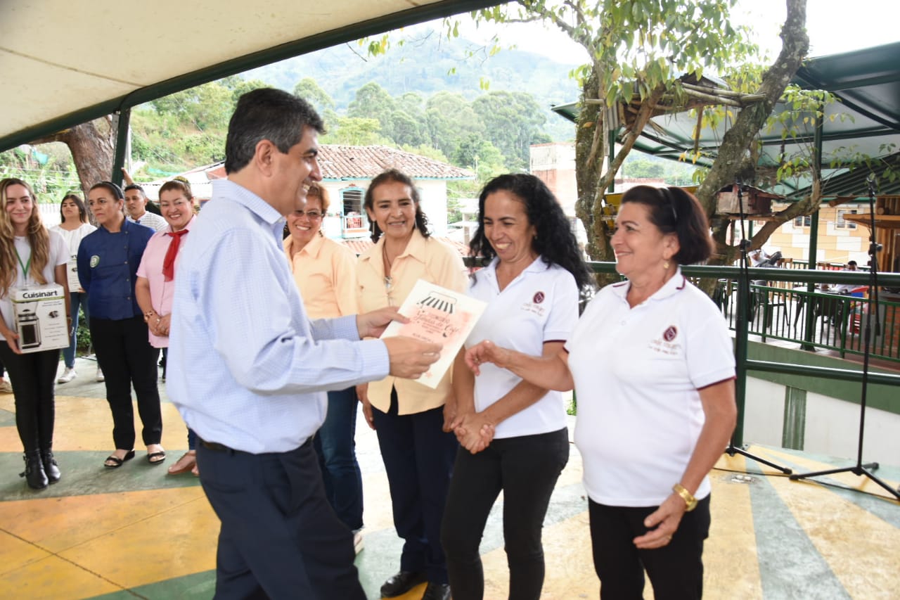 Nos_llena_de_orgullo_el_trabajo_de_nuestras_mujeres_caficultoras_gobernador_del_Quindio.jpg - 147.70 kB