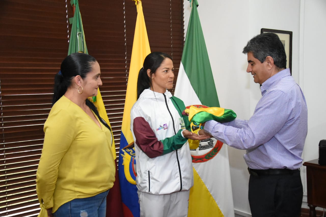 Gobernador_entrego_la_bandera_del_departamento_a_Lina_Raga_como_representante_de_la_delegacion_que_ira_a_los_Juegos_Nacionales_2019.jpg - 117.94 kB