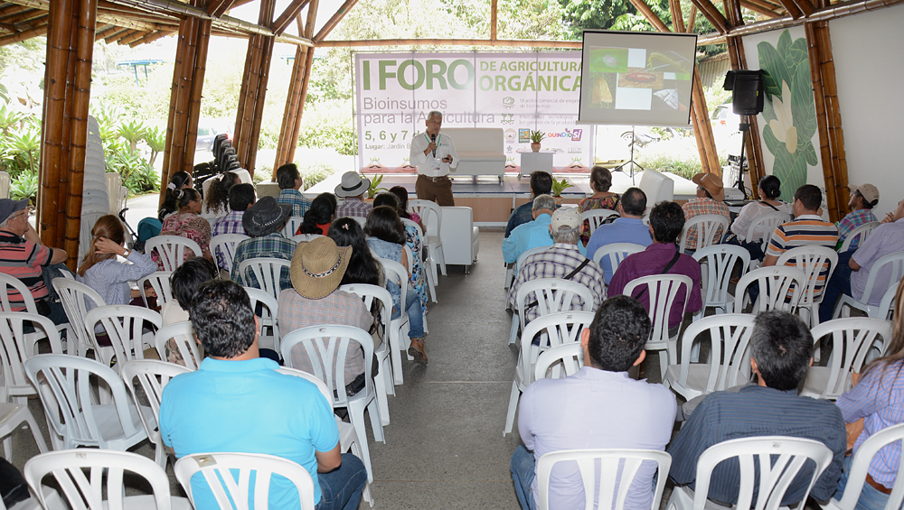 El gobernador escuchó a los agricultores quindianos durante el I Foro de Agricultura Orgánica