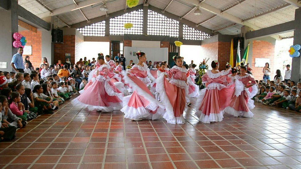 Con bailes y cantos niños de la institución educativa Ciudadela Córdoba cautivaron al Padre Carlos Eduardo Osorio Buriticá