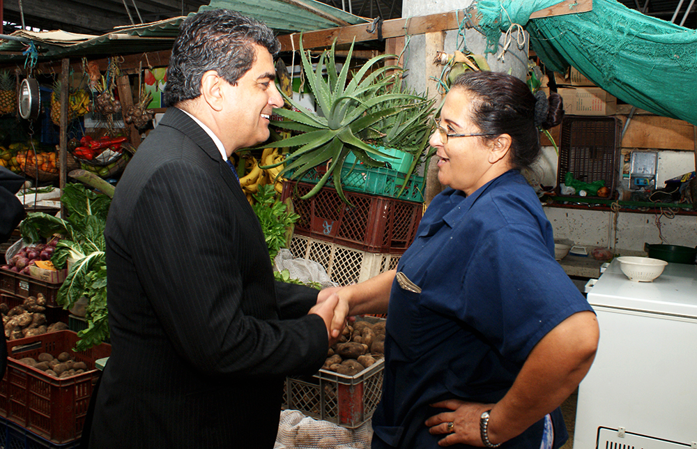 Padre Carlos Eduardo Osorio Buriticá comprometido con el desarrollo de las plazas de mercado del departamento