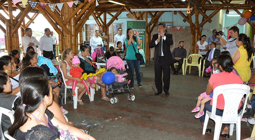 Padre Carlos Eduardo Osorio Buriticá se comprometió a mantener los programas sociales de su administración ante más de 180 madres