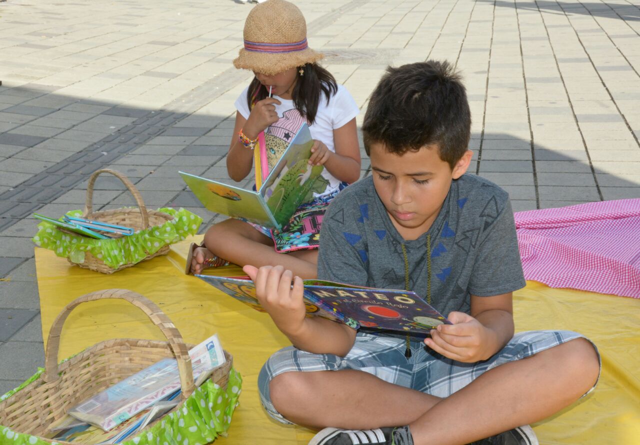 Con trueque de libros y convites literarios la Gobernación del Quindío conmemoró el Día del Idioma