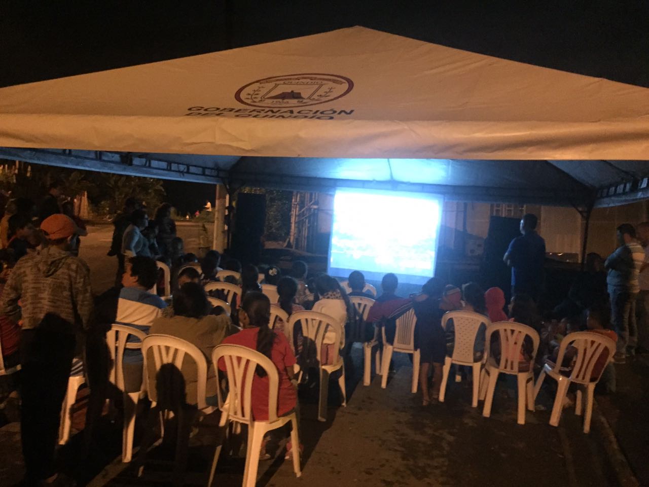 Gobernación del Quindío y Alcaldía de Calarcá llevaron cine a la comunidad del barrio Lincoln