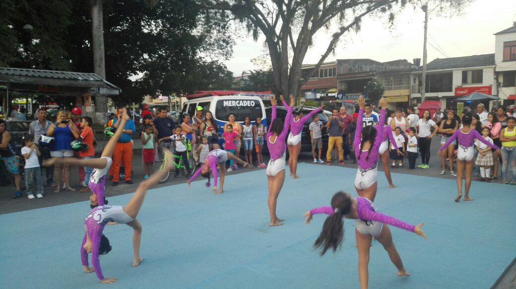 Club de gimnasia Gymnastics Stars dio muestra de destreza sincronía y acrobacia en el marco de La Tebaida SÍ para ti