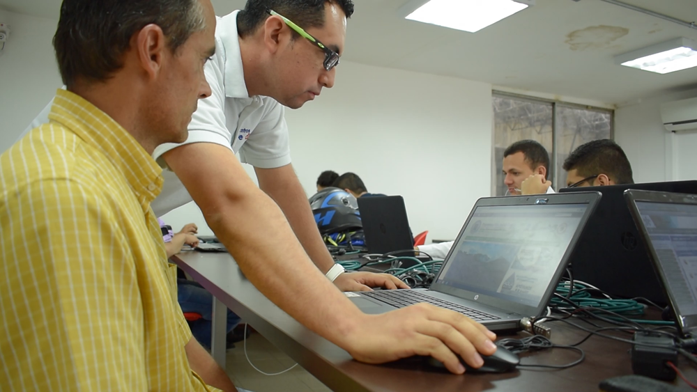 35 personas con discapacidad visual del Quindío se capacitaron en el uso de herramientas digitales 