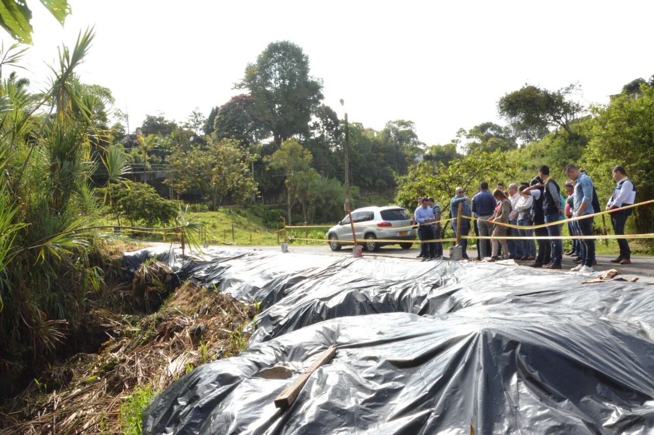 Gobernador del Quindío se comprometió a dar solución definitiva al deslizamiento que tiene en riesgo la movilidad vial de los habitantes de la vereda El Congal