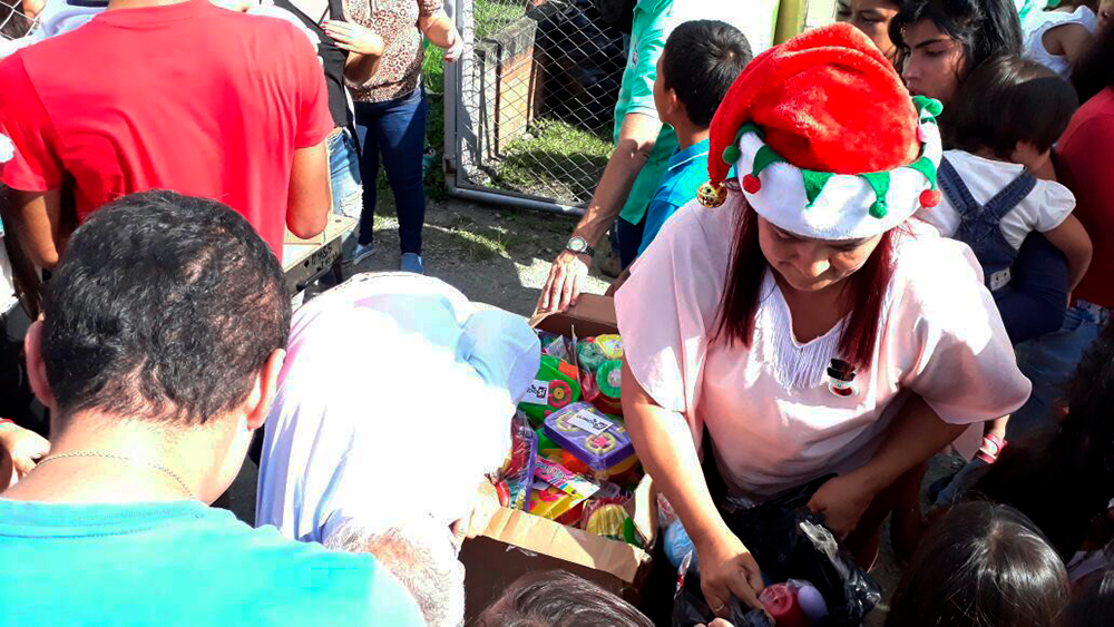 Gobernador llevó diversión a los niños del corregimiento de Barcelona en Calarcá y les entregó regalos de Navidad 