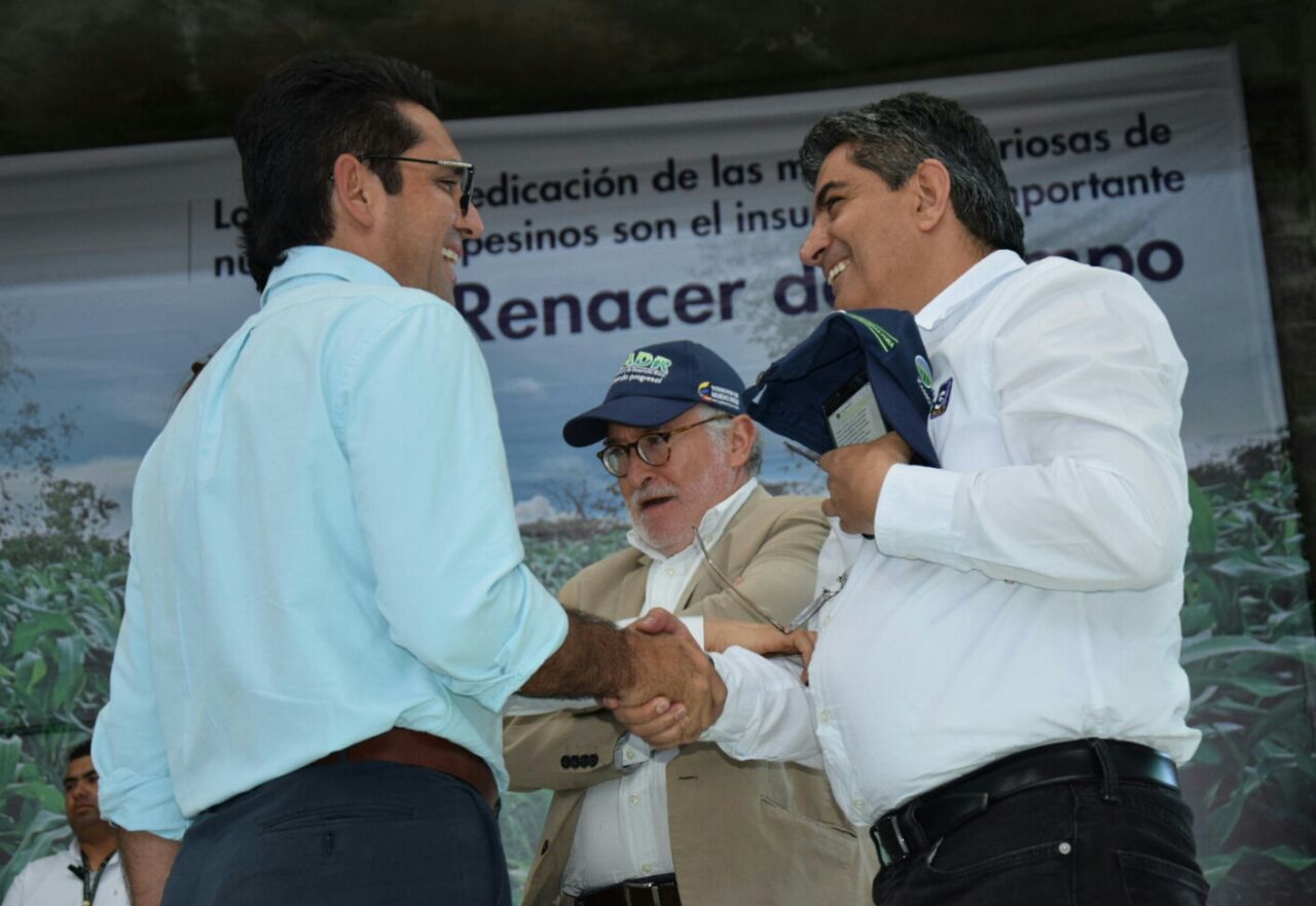 La asociatividad es el camino para los pequeños y medianos productores Ministro de Agricultura 