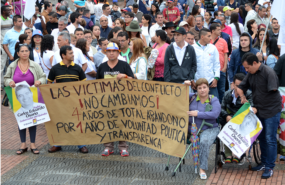 Gobernador usted no está solo cientos de personas en la plaza de Bolívar de Armenia