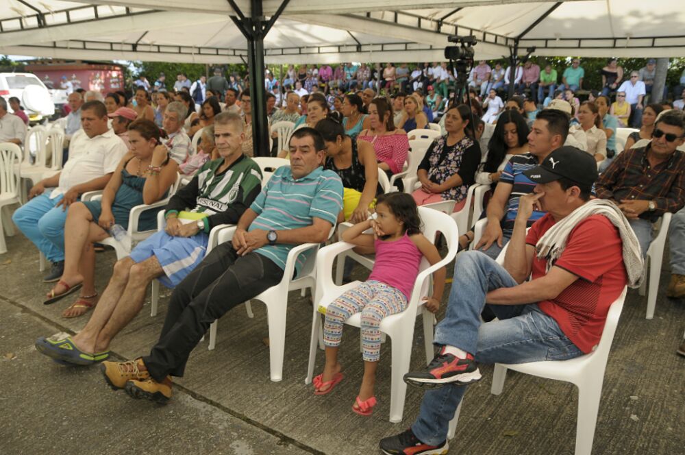 Gobernador del Quindío visitó a los habitantes de las veredas Laurel El Chaquiro Santana La Australia El Guayabo y La Granja de Quimbaya