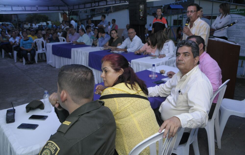 Habitantes de Villa Laura agradecidos por la visita del gobernador y el alcalde a su barrio