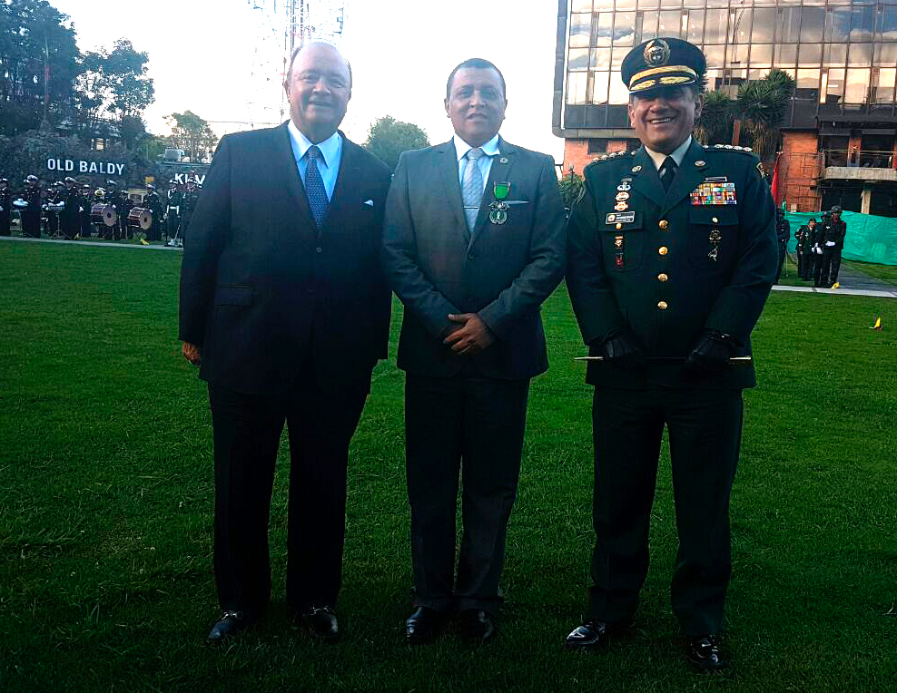 Ministro de Defensa condecoró al gobierno del Padre Carlos Eduardo Osorio Buriticá por su trabajo para garantizar la seguridad del Quindío