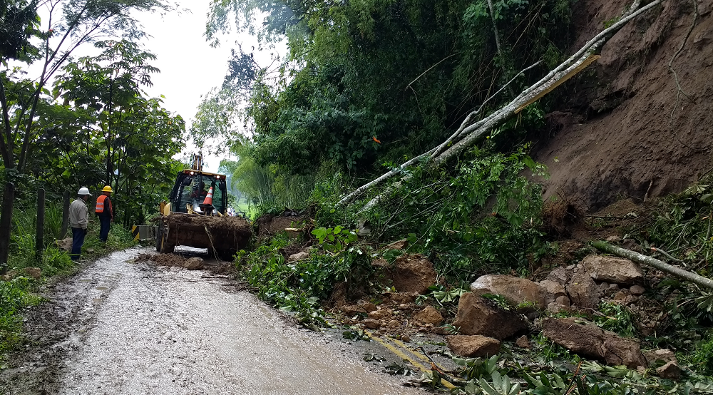 Gobernación del Quindío atiende deslizamiento en el sector Río Verde Barragán