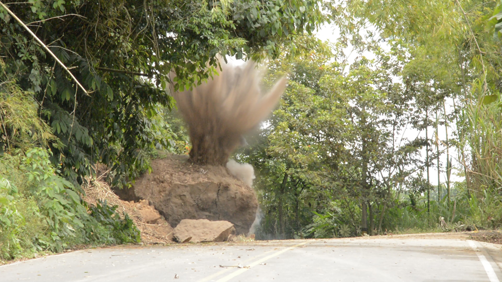 Roca que obstruía paso en Río Verde fue dinamitada se pondrán explosivos a otra piedra en el talud para evitar que en un futuro se derrumbe