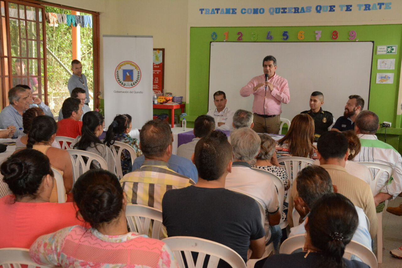 En su recorrido por las veredas de Circasia el gobernador les socializa a los pobladores rurales el cronograma de trabajo para mejorar la vía a Montenegro 