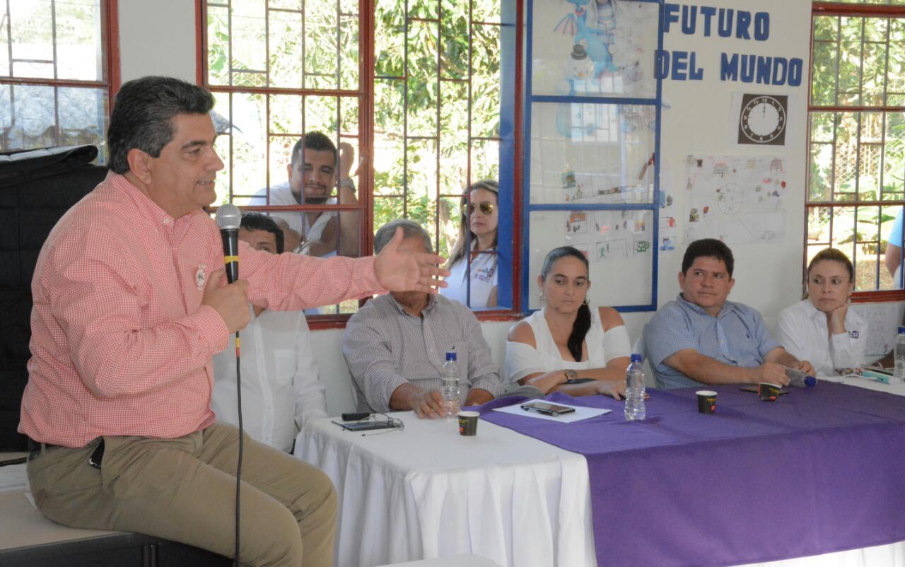 En la vereda Los Balsos el gobernador del Quindío Padre Carlos Eduardo Osorio Buriticá terminó su recorrido por la zona rural de Buenavista