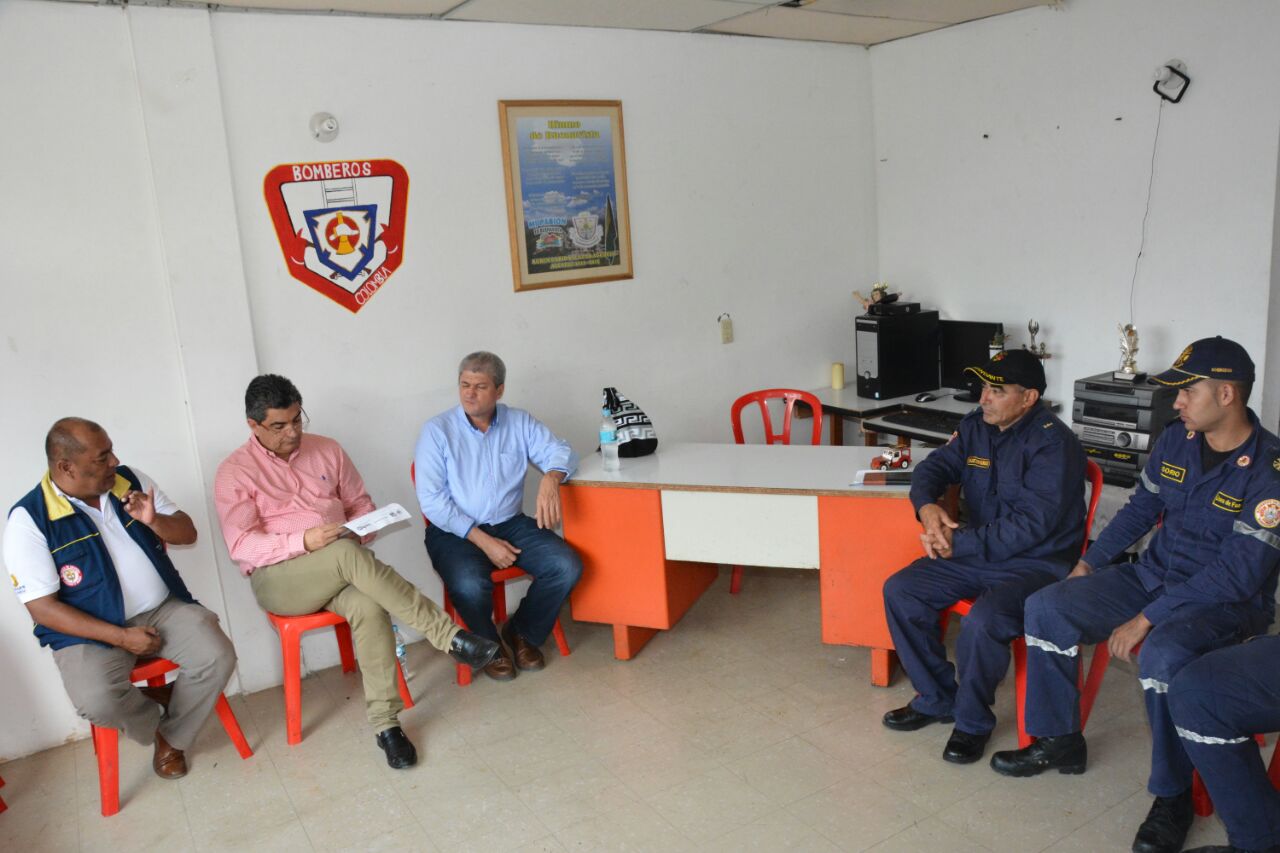 Gobernador del Quindío visitó a los bomberos de Buenavista junto al alcalde para escuchar sus necesidades