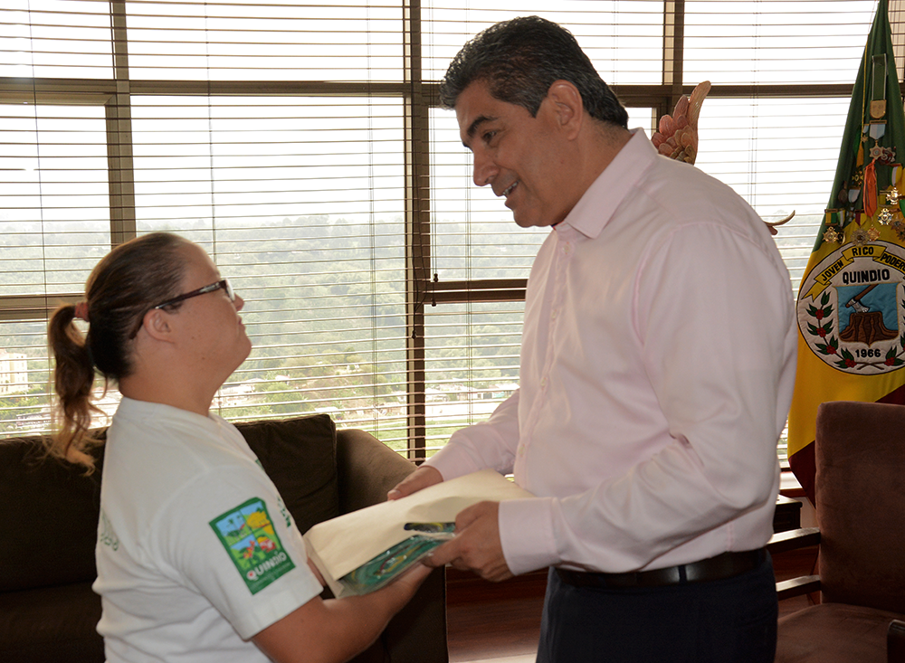 Gobernador entregó uniforme de natación a deportista especial destacada en el Quindío