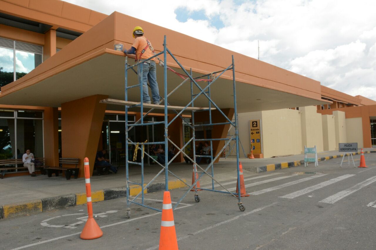 Remodelación del aeropuerto El Edén ya está en curso. Avanzan las obras de la nueva torre de control y la ampliación de la plataforma