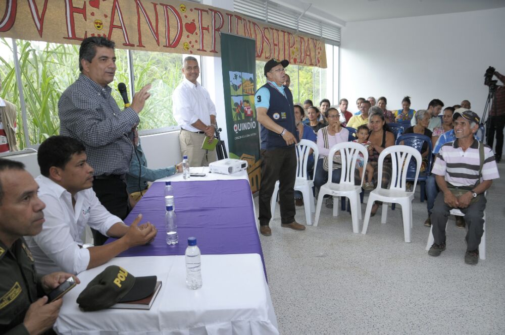 Gobernador del Quindío escuchó a los habitantes de La Mariela en Pijao