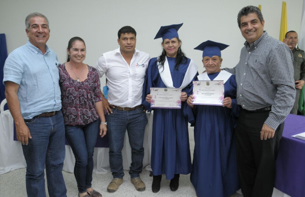 Gracias al programa de alfabetización coordinado por la administración departamental dos estudiantes mayores de La Mariela de Pijao fueron exaltadas por su dedicación para aprender