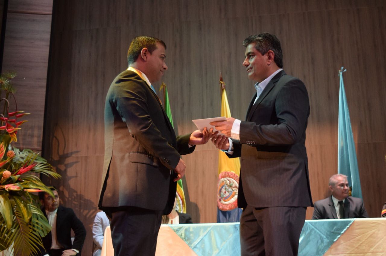 Gobernador acompañó al mandatario de Quimbaya en acto donde fue reconocido como el Alcalde Solidario e Incluyente del Eje Cafetero