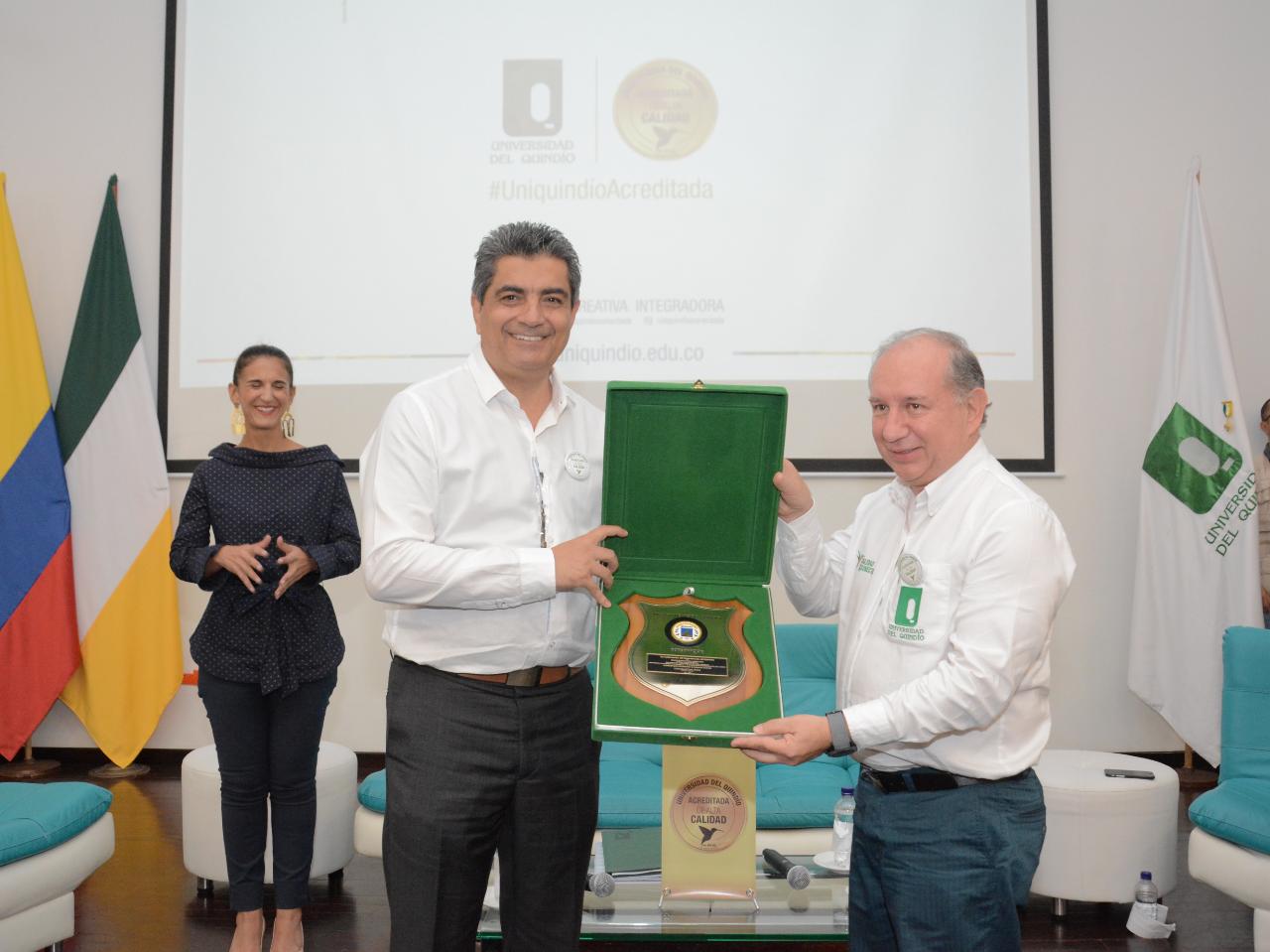 Gobernador condecoró con el Escudo del Departamento al rector de la Uniquindío por la Acreditación en Alta Calidad