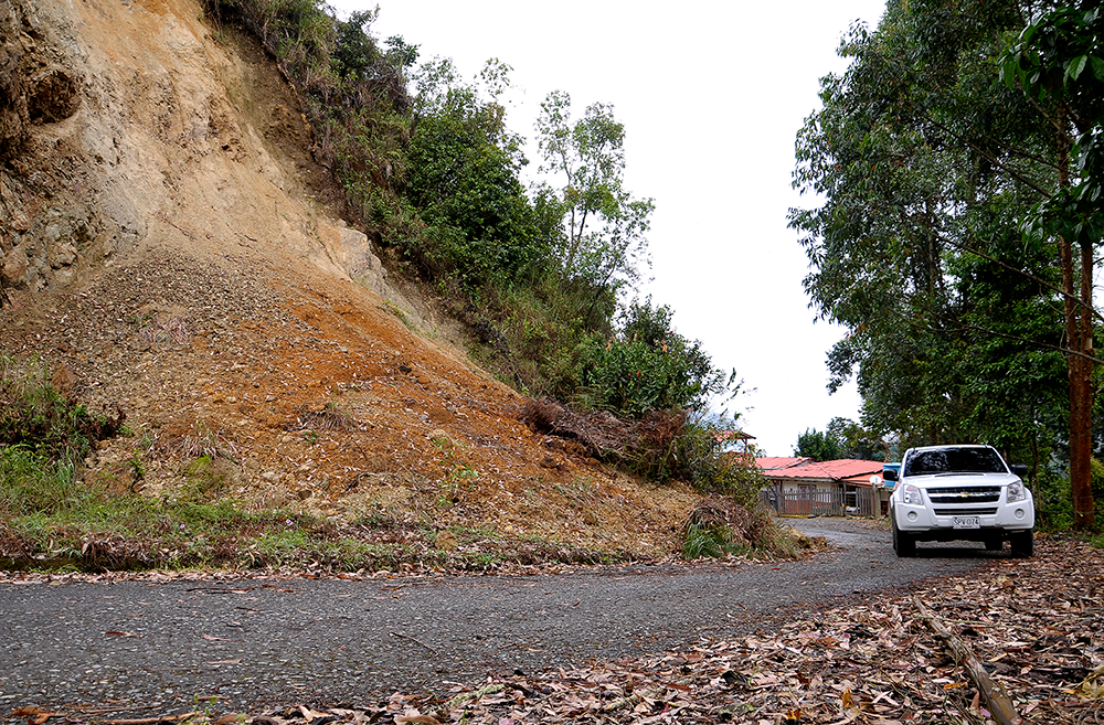 Gobernacion e Invias dieron inicio oficial a la construccion de la via Pijao Alto de Guacas Genova