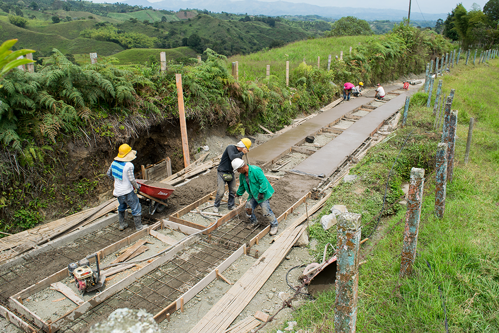 Los 11 kilómetros de placas huellas que se construyen en el Quindío estarán listos antes de finalizar octubre