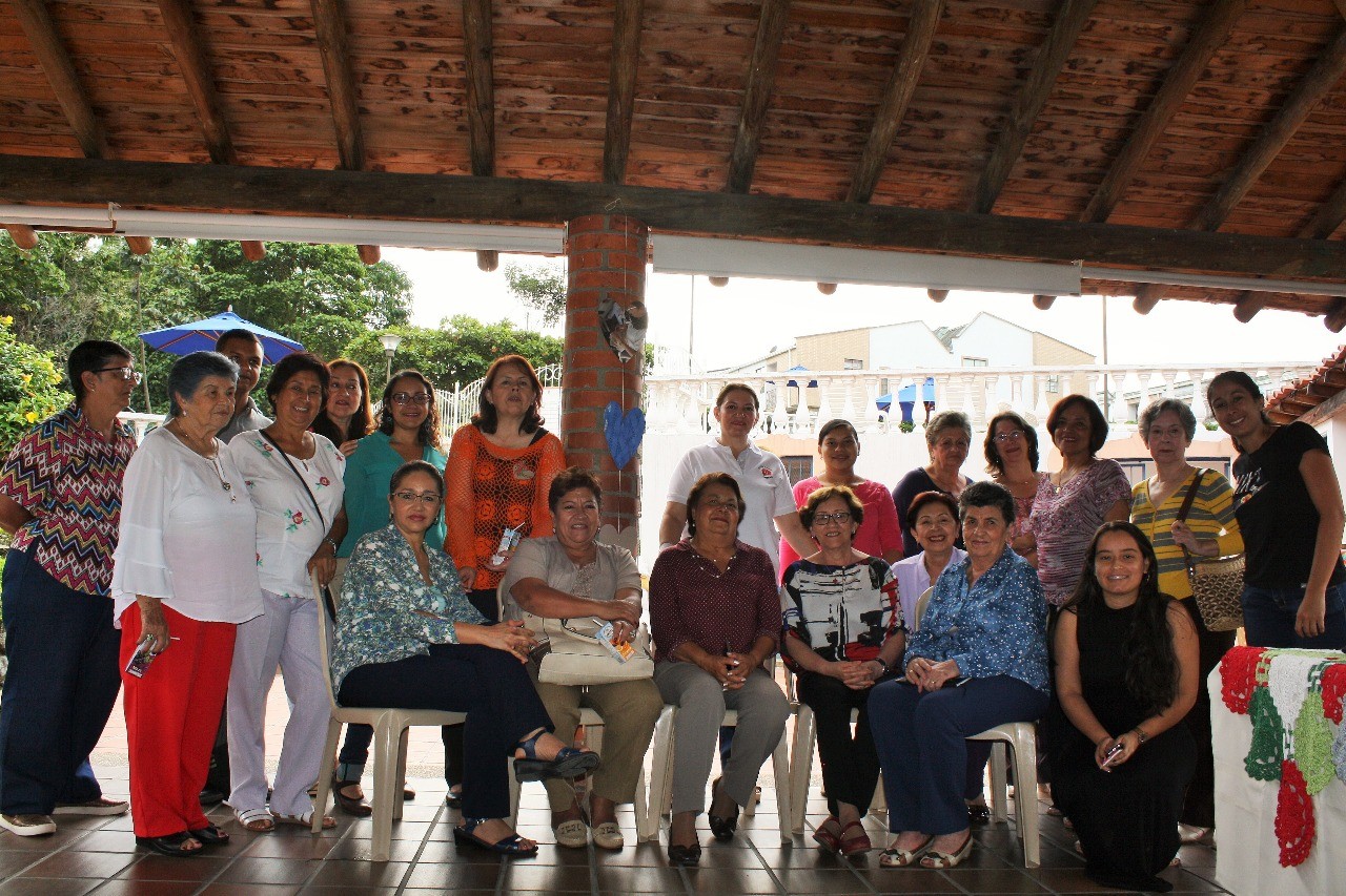 Mujeres del barrio Simon Bolivar y El Castellon de Armenia mostraron sus emprendimientos en feria apoyada por la Gobernacion