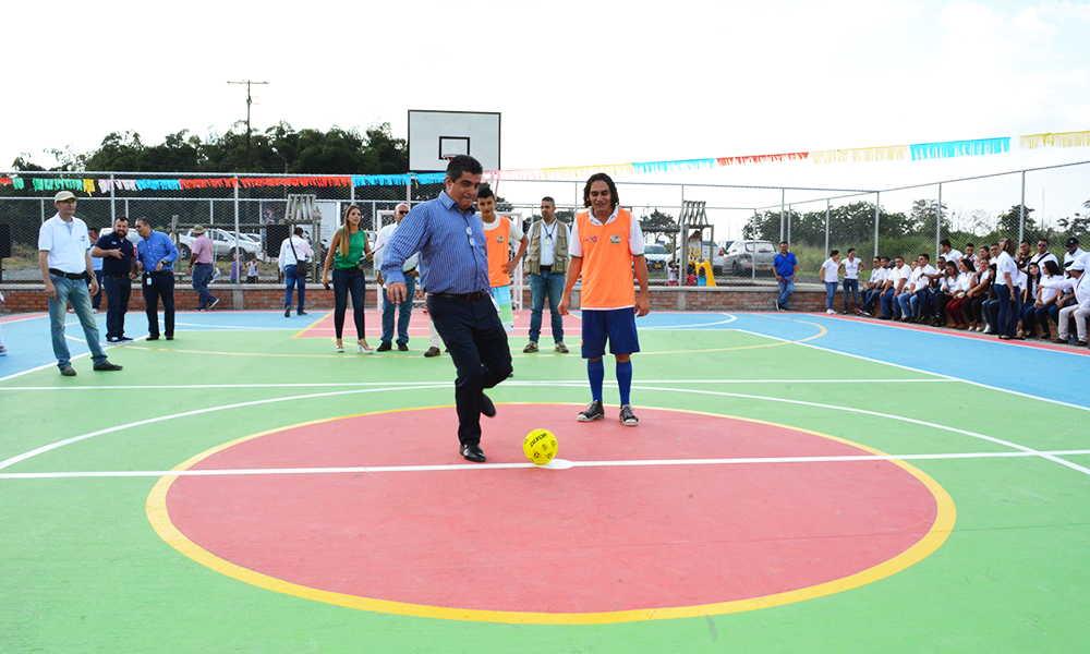 Con entrega de escenario deportivo en el barrio Lincoln gobernador del Quindío ratifica su compromiso con Calarcá