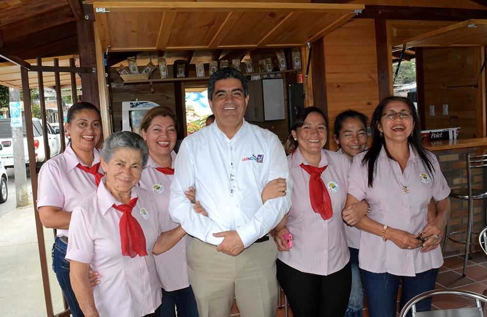 Gobernador del Quindío cumplió el sueño de 13 caficultoras de Pijao al entregarles la tienda Paisaje Mujer y Café vitrina para comercializar sus productos