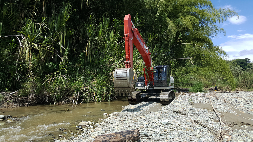 Gobierno departamental interviene afluente entre Río Verde y Barragán para evitar que siga socavando la vía 