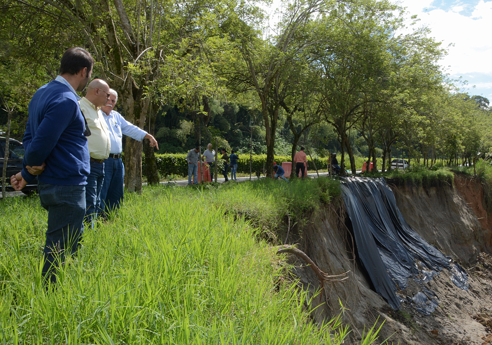 Para dar solución definitiva a derrumbes gobierno departamental analiza junto a expertos problemática que presenta la banca en la vía Río Verde Barragán 