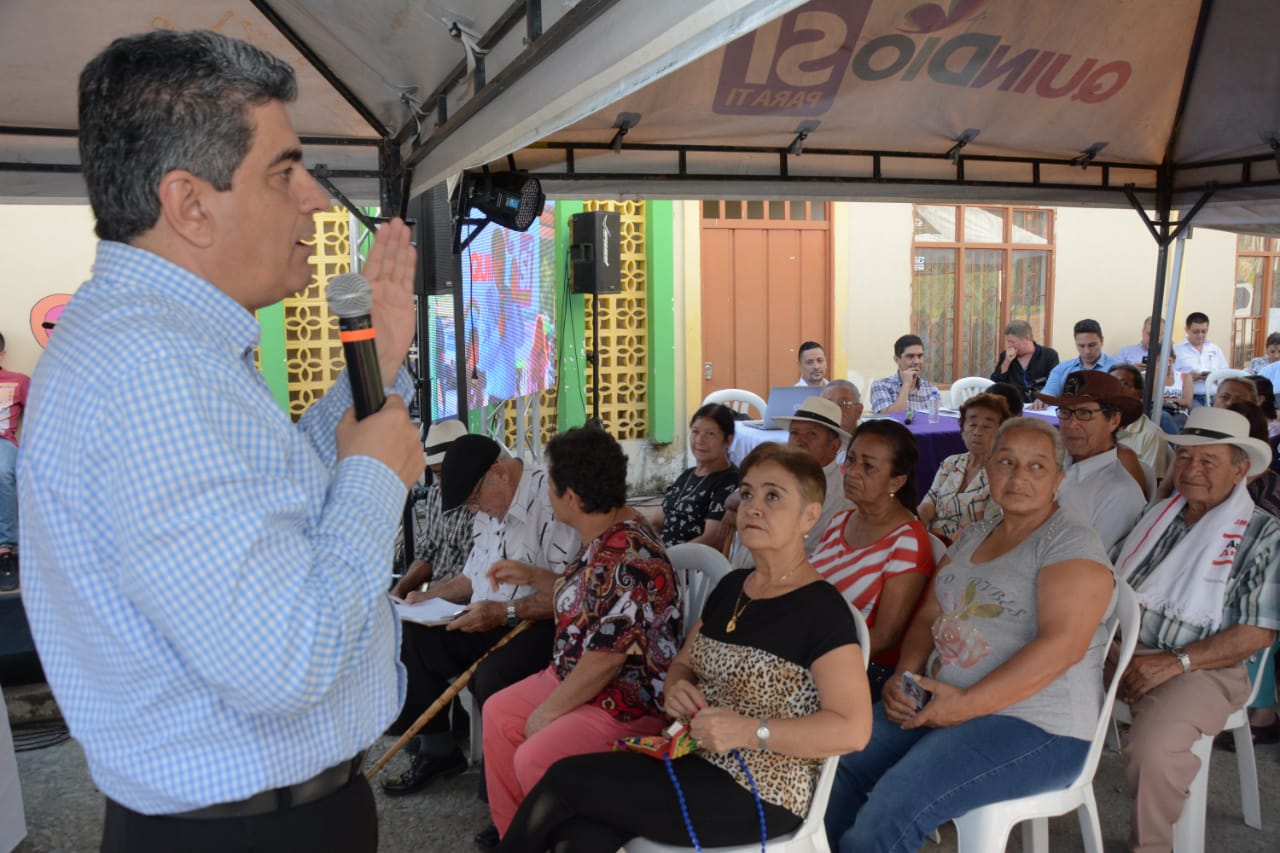 En La Virginia su casa el gobernador acordó con los habitantes mejorar vías del corregimiento