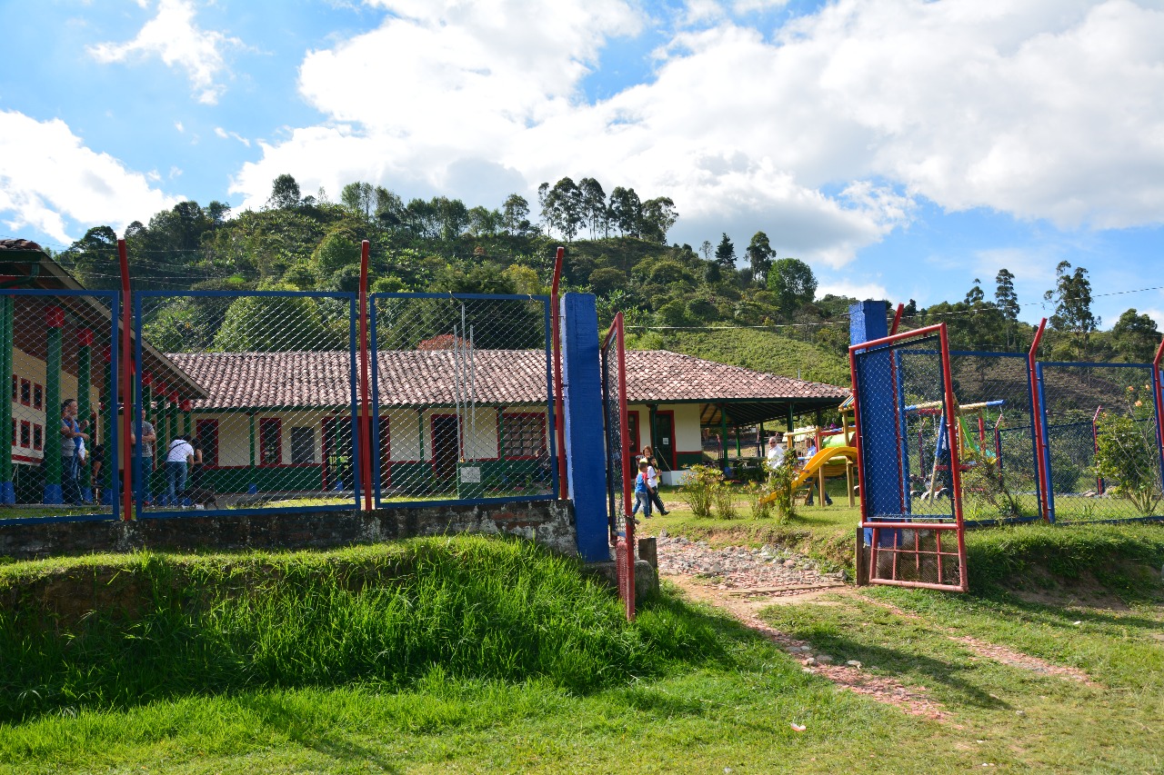 Gobernador entrego obra de mantenimiento y mejoramiento de la institucion educativa Boquia sede Llano Grande en Salento