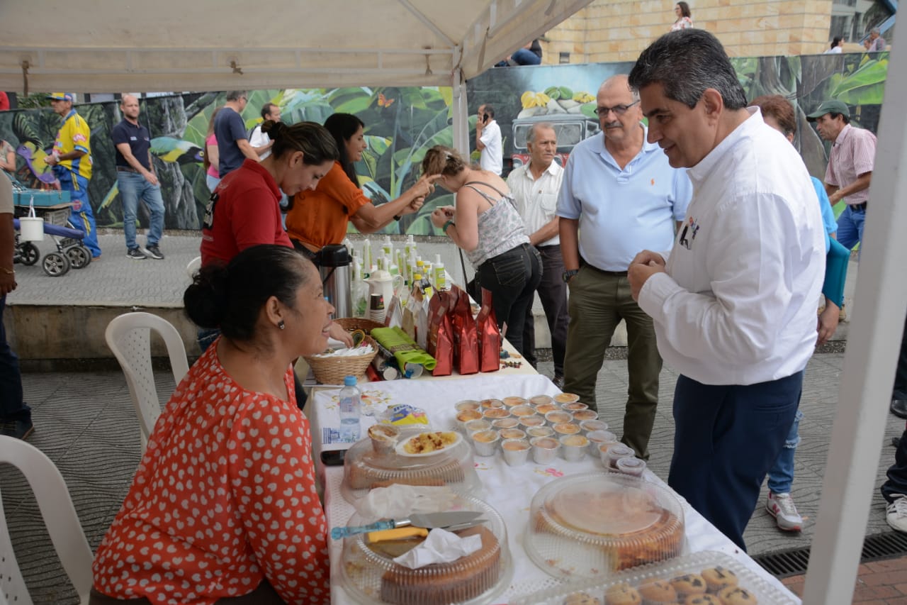 Con el CarPaz Móvil en la plaza Bolívar el gobierno departamental llevó la oferta institucional a la ciudadanía