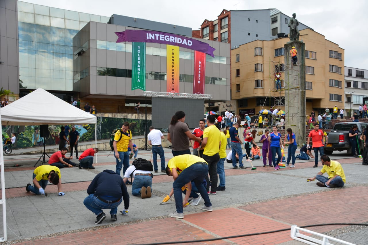 Con jornada de embellecimiento de la Plaza Bolívar de Armenia administración seccional cerró la Semana de Gobierno