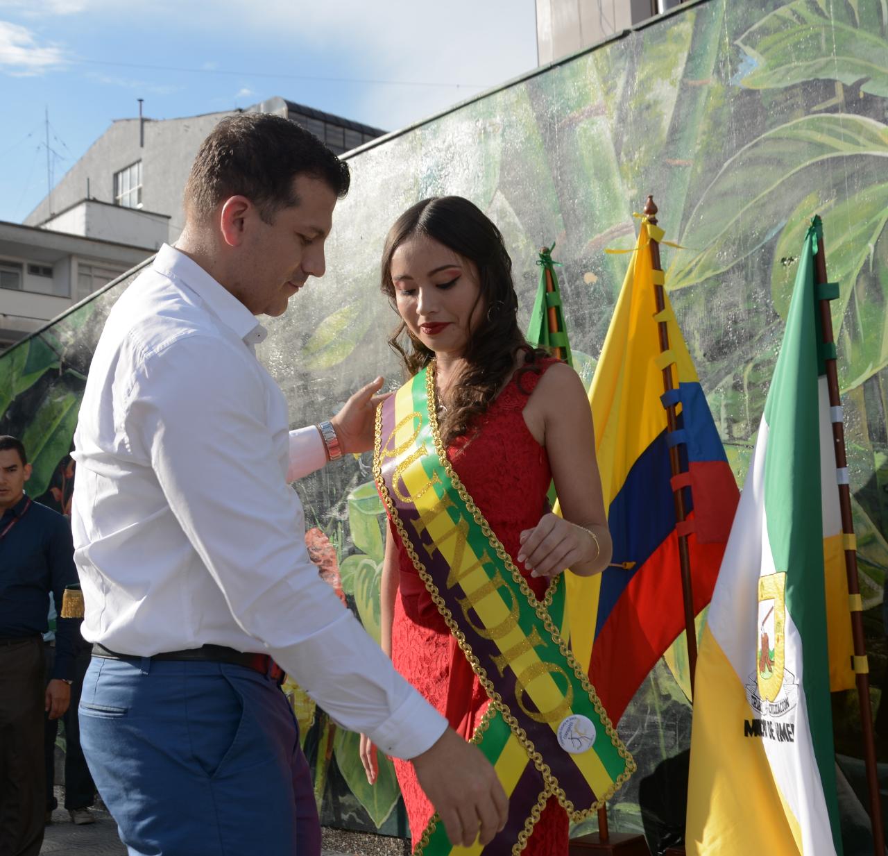 Gobernador entregó la banda del Quindío a la candidata de este departamento al Reinado Nacional del Folclor