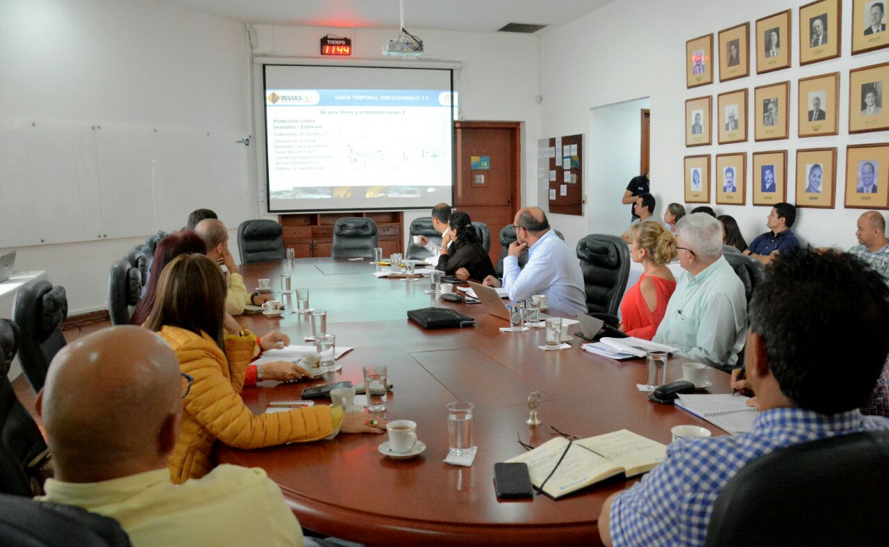 Gobernador y demás autoridades regionales conocieron detalles de la instalación de equipos electromecánicos en el Túnel de La Línea